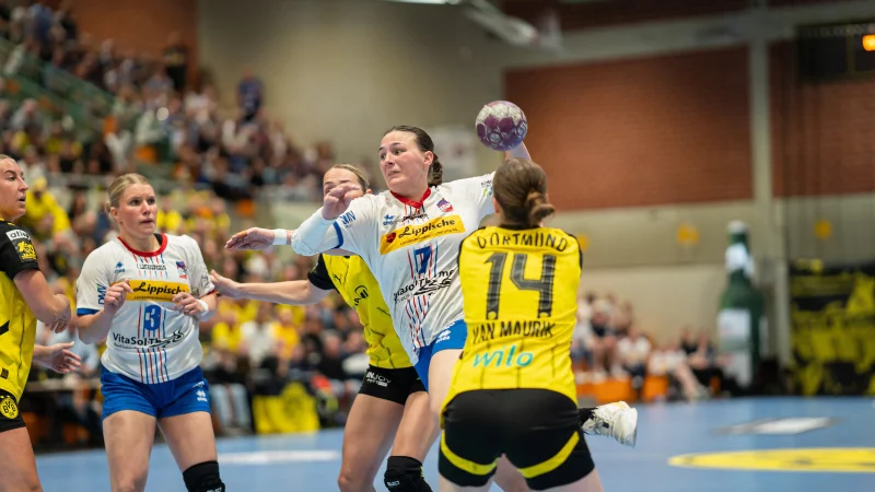 Diana Magnusdottir (HSG Blomberg-Lippe) setzt sich gegen Alieke van Maurik (Borussia Dortmund) beim Torwurf durch. - © Timon Peters