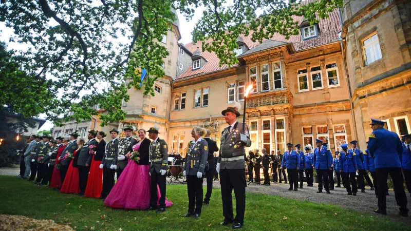 Der große Zapfenstreich vor dem Schloss Barntrup. - © Nicole Ellerbrake