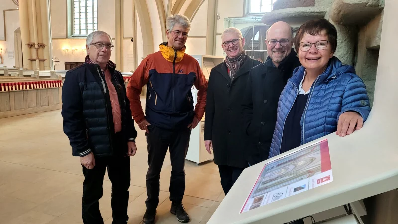 Haben sich f&uuml;r das neue digitale Angebot stark gemacht: Karl-Heinz Pfromm (von links), Kantor Volker J&auml;nig, Randell Greenlee, Pastor Matthias Altevogt und Dorothea Ruthe von der Kirchengemeinde St. Marien an der multimedialen Stele. - &copy; Katrin Kantelberg