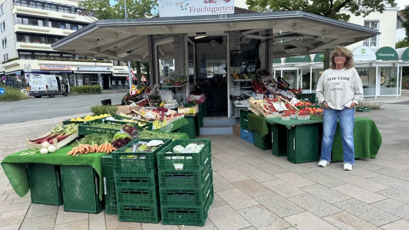 Birgit von Bremen betreibt seit 1998 den Obststand "Fruchtgarten" am Schliepsteiner Tor. Nun hört die 67-Jährige auf und geht in den Ruhestand. - © Sven Kienscherf