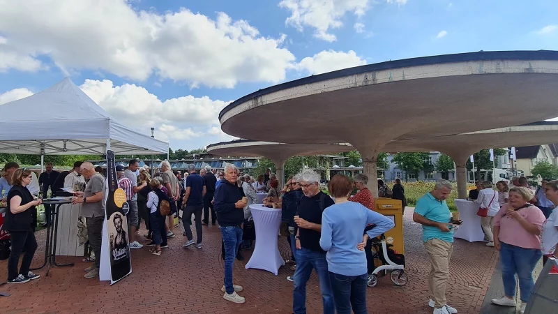 700 Probierschl&uuml;ckchens sind nach Angaben der Stadt am Mittwoch auf dem Roten Platz verteilt worden. - &copy; Stadt Bad Salzuflen