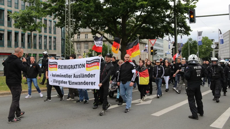 Etwa 30 Rechte waren zur Demo in Bielefeld erschienen, zur Gegendemo kamen an zwei Versammlungsorten rund 600 Menschen. - © Claus Frickemeier