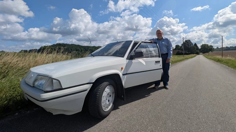 Dirk Düllmann kaufte sein ehemaliges Familienauto 2020 als Oldtimer nach: Einen Citroën BX von 1987. Der Wagen ist bekannt für seine markante avantgardistische Keilform. Eine Besonderheit: der außergewöhnliche Federungskomfort. Auch technisch war der BX seiner Zeit voraus – mit geringem Gewicht dank Kunststoffteilen und einem überraschend geringem Verbrauch. - © Annika Langhagel