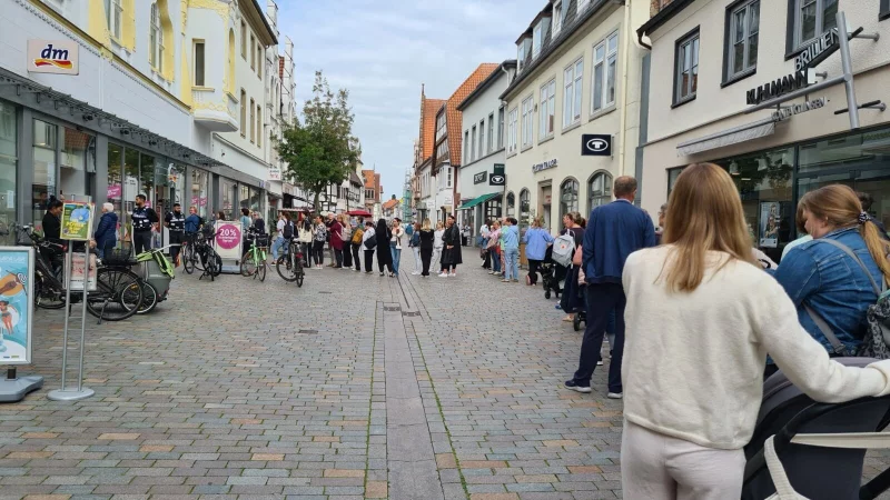 Die Schlange vor dem dm-Markt in der Mittelstraße war schon zur Ladenöffnung am Morgen lang. - © Birgit Zierke