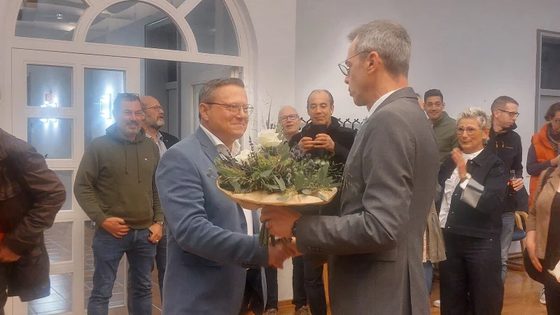 Der noch amtierende B&uuml;rgermeister J&ouml;rg Bierwirth (rechts) gratuliert seinem Amtsnachfolger Marco M&uuml;llers zum Sieg. - &copy; Michaela Wei&szlig;e