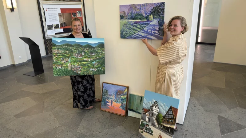 Sonja Beinlich (links) und Celia Kaspar hängen die ersten Kunstwerke an die Stellwände in der Wandelhalle. - © Sven Kienscherf