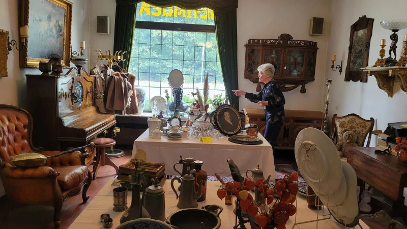 Auch im alten Klubzimmer werden heute Antiquitäten und ältere Schätzchen angeboten. - © Katrin Kantelberg