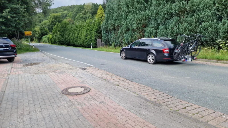 Am Ortsausgang in Hohenhausen endet der kombinierte Geh- und Radweg. Radfahrer m&uuml;ssen dort derzeit die Stra&szlig;e queren. Auch einen Randstreifen gibt es nicht. - &copy; Nadine Uphoff