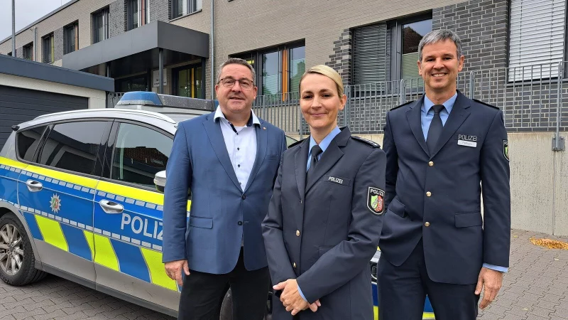 Melanie Ott ist die neue Wachleiterin in Blomberg, hier zusammen mit Landrat Dr. Axel Lehmann (links) als Beh&ouml;rdenleiter und Polizeidirektor Christian Peters, Leiter der Direktion Gefahrenabwehr/Einsatz. - &copy; Carolin Brokmann-F&ouml;rster