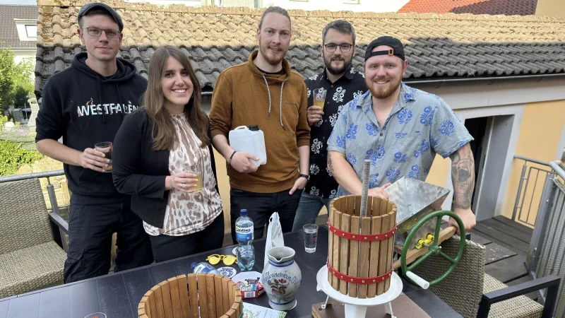 Torben Dziekan (von links), Michelle Teuber, Erik Freitag, Marios Georgoudious und Marcel Thoma gehören zu den Gründern des Vereins. Vor sich auf dem Tisch zeigen sie Utensilien, mit denen man Apfelwein machen kann. - © Sven Kienscherf