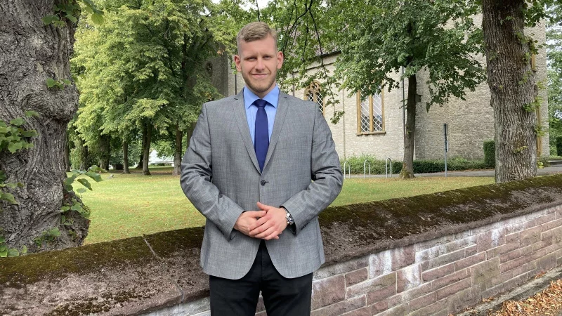 Felix Hermann Hampe vor seinem Lieblingsplatz in Augustdorf, der Dorfkirche. Das AfD-Mitglied hat sich als B&uuml;rgermeisterkandidat aufstellen lassen. - &copy; Cordula Gr&ouml;ne