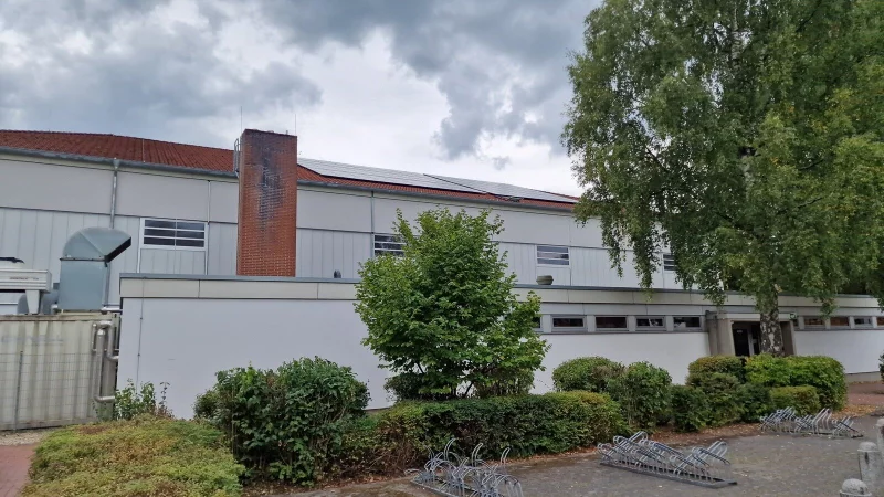 Auf der Sport- und Mehrzeckhalle hat die Gemeinde eine Photovoltaikanlage errichtet. - &copy; Nadine Uphoff