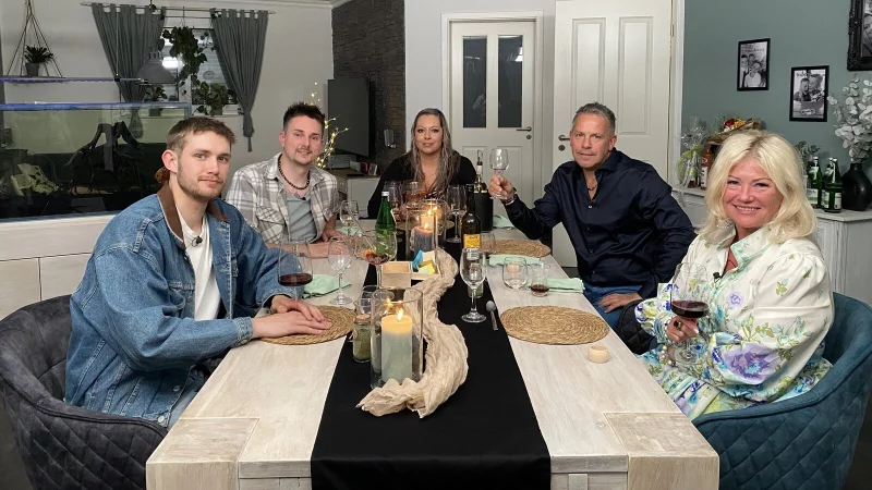 Am dritten Tag der "OWL-Woche" sind die Kandidaten bei Steffi (M.) aus Herford zu Gast. Sie serviert Morris (v. l.) aus B&uuml;nde, Marc aus Steinhagen, Istv&aacute;n aus Spenge und Betty aus Herford unter anderem russische Teigtaschen. - &copy; RTL / ITV Studios Germany