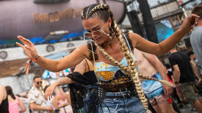 Es ist Festivalsaison! Auf dem Musikfestival Parookaville werden auch in diesem Jahr Hunderttausende Gäste erwartet. - © dpa