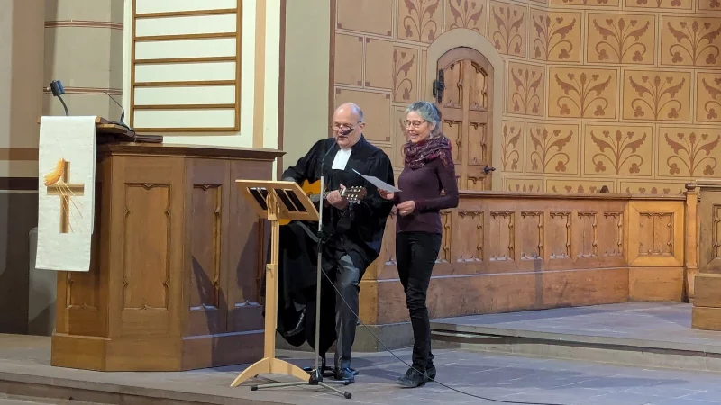 Mit Gitarre im Abschiedsgottesdienst: Matthias Schmidt mit Kirchenmusikerin Uta Singer. - &copy; Karin H&ouml;rstmann