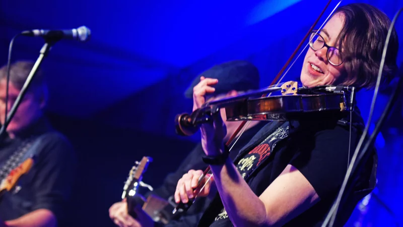 Joanne O&rsquo;Lin l&auml;sst ihre Violine auf dem Schlosshof tanzen. - &copy; Nicole Ellerbrake
