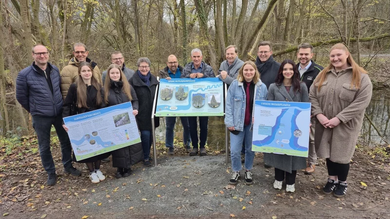 Stellen die neuen Tafeln des Gewässerlehrpfads vor: Juena Zelmer, Julia Arent, Leonie Busch, Miroljupka Konjovic, Lea Mertz (vorne von links, ehemalige Schülerinnen), Jan Runte (hinten von links, Stadt Lage), Wolfgang Somsen, Jürgen Franke (beide Realschule Lage), Dr. A. Heinrike Heil (Umweltstiftung Lippe), Sven Anders, Thorsten Paulussen (beide Stadt Lage), Stephan Schlüter (REMKO), Elmar Wöstenkötter (RRR Stahl- und Gewerbebau) und Jan Dierker (REMKO). - © Christina-Carolin Rempe/Stiftung Standortsicherung