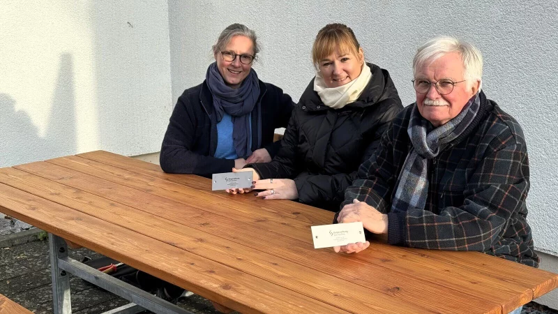 Freude über die neue Sitzmöglichkeit. Liane Stücke, Vorsitzende (links) und Dr. Karl König, Schriftführer (rechts) des Bürger- und Heimatvereins Biemsen-Ahmsen sowie Marie-Theres Horowski, Geschäftsführerin der Bürgerstiftung Bad Salzuflen (Mitte), probieren die Sitzgruppe aus. - © Bürgerstiftung Bad Salzuflen