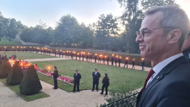 Da musste der Bürgermeister doch heftig schlucken: Dass die Schieder-Schwalenberger Feuerwehr ihm zum Abschied nicht nur die Deutsche Feuerwehr-Ehrenmedaille verleiht, sondern ihm zu Ehren auch noch einen Zapfenstreich abhält, rührte Jörg Bierwirth ganz offensichtlich sehr. - © Marianne Schwarzer