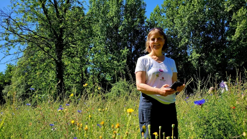 Petra Kuhfus erfasst in ihrer Freizeit Schmetterlinge - f&uuml;r den Naturschutz. - &copy; Vasco Stemmer