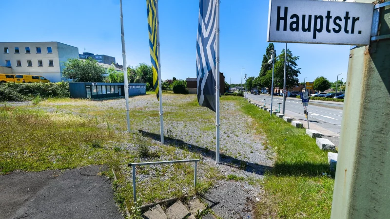 Verwaist ist seit Fr&uuml;hjahr ein Standort des Autohauses Bitter an der Ecke Hauptstra&szlig;e/ G&uuml;tersloher Stra&szlig;e. F&uuml;r die Verwendung der privaten Fl&auml;che gibt es jetzt eine neue Idee. - &copy; Andreas Zobe