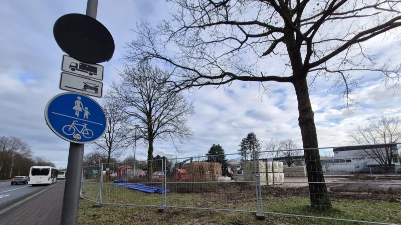 Viel Platz zum Parken ist derzeit am Schulzentrum Werreanger nicht vorhanden. - &copy; Lorraine Brinkmann