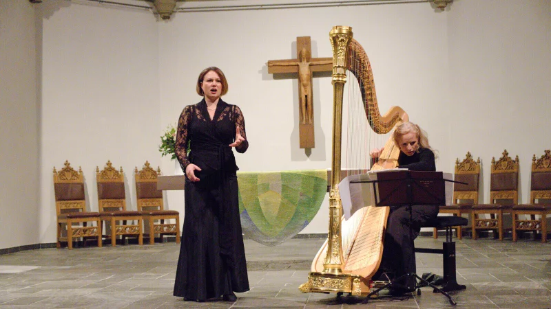 Pia Viola Buchert (Mezzosopran) und Jenny Meyer (Harfe) stellen Kontakt zum Publikum her. - &copy; Friedrich Wilhelm R&ouml;dding