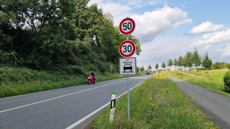 In beiden Kurven beim Elend in Kalletal gilt nun Tempo 30 bei N&auml;sse. - &copy; Nadine Uphoff