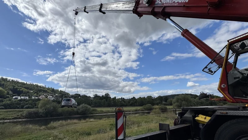 Ein Spezialkran musste das Fahrzeug aus der Weser bei Höxter heben. - © Feuerwehr Höxter