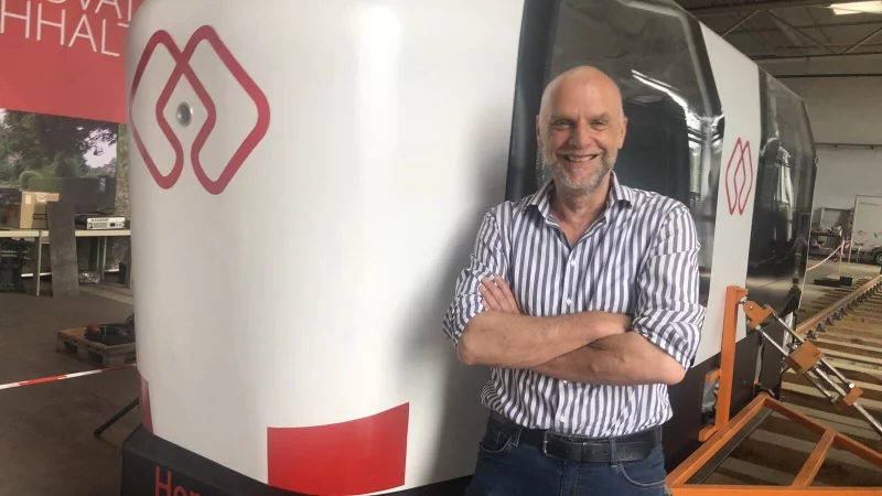 Monocab-Ideengeber Thorsten Försterling vor der Bahn "Hermann". - © Archivfoto: Martin Hostert