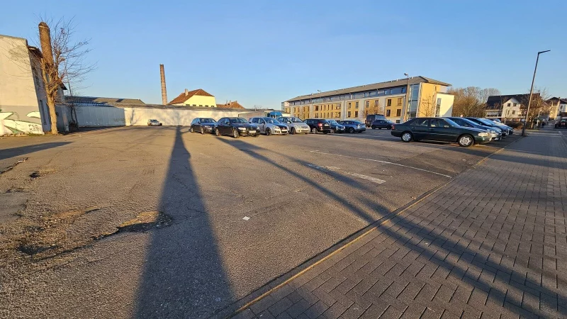 Eigentlich ist der Kronenplatz kein Parkplatz mehr. Die SVD hat nach einem Eigent&uuml;merwechsel Ende 2025 die Bewirtschaftung eingestellt und Beschilderung sowie Parkautomat abgebaut. Trotzdem parken viele noch dort. - &copy; Jost Wolf