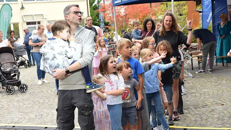 Kinder und Eltern gehen beim Auftritt von "Krawallo" am Sonntagnachmittag gleichermaßen mit, singen, springen und recken die Hände in den Himmel. - © Karin Prignitz