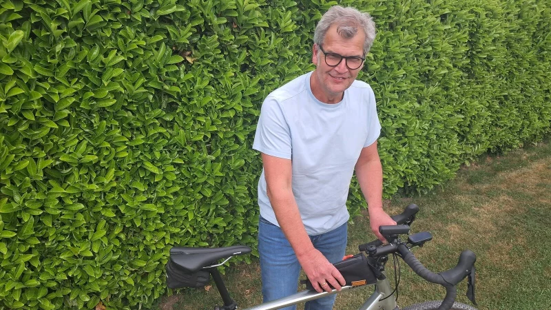 Maik Aspelmeier (54) hat ein neues flexibles Befestigungssystem f&uuml;r Taschen und Flaschen an R&auml;dern entwickelt. - &copy; Anastasia von Fugler