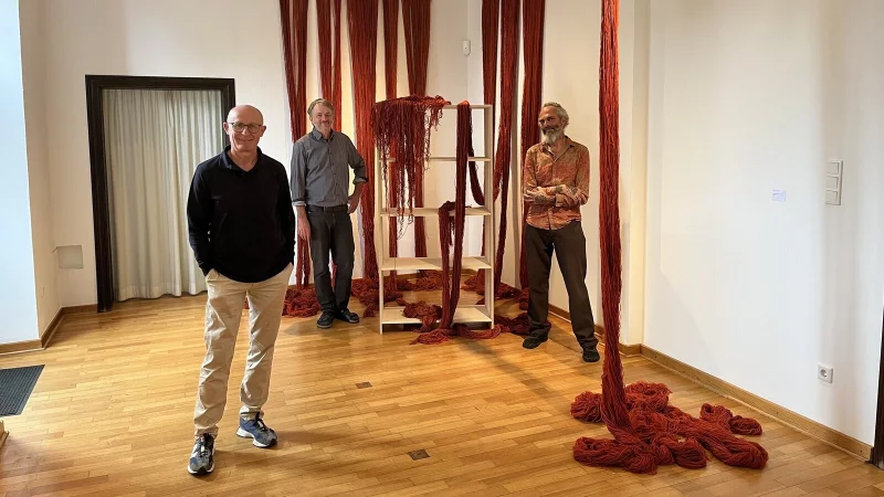 Ernst Thevis, Axel Plöger und Nils Grube (von links) geben einen Einblick in die Jahresausstellung des Lippischen Künstlerbundes. Hier zu sehen ist die Installation "Verstrickungen" von AnnieLuu Fischer. - © Jana Beckmann