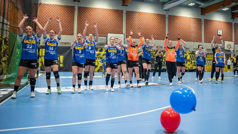Die Spielerinnen der HSG Blomberg-Lippe jubeln nach dem Sieg bei Borussia Dortmund. - © Timon Peters