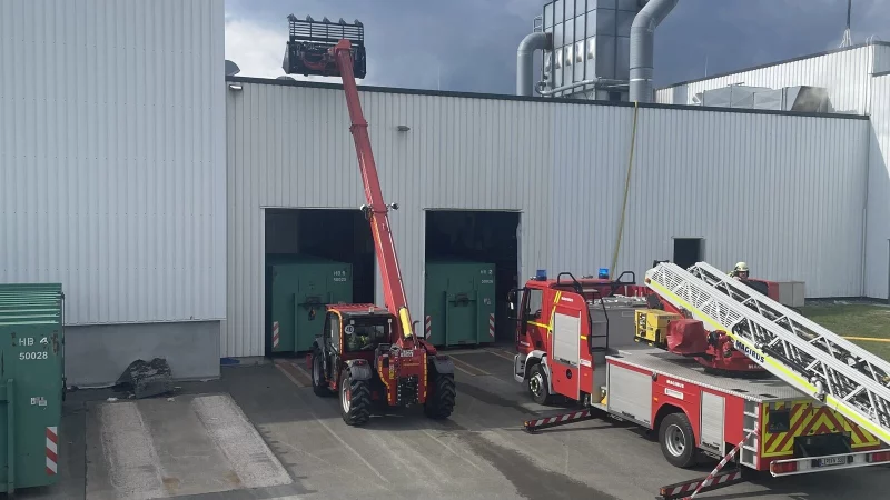 Für die Einsatzkräfte war es recht aufwendig, das Feuer auf dem Firmendach zu löschen. - © Feuerwehr Lage