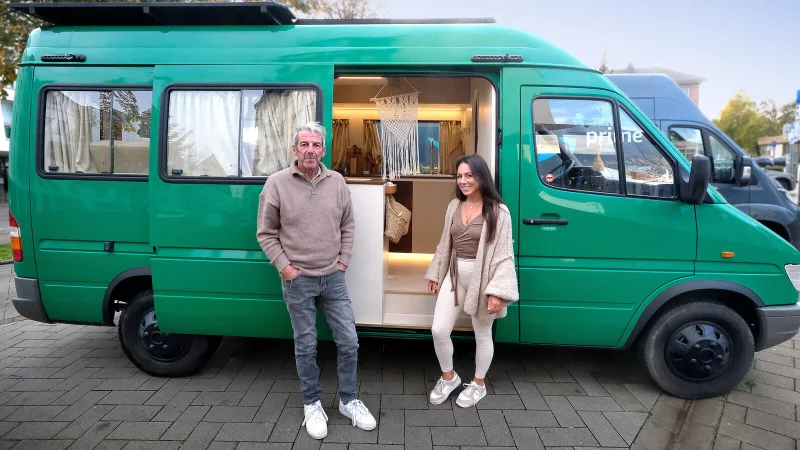 Die G&uuml;tersloherin Vanessa Grant und ihr Vater Al haben gemeinsam einen 25 Jahre alten, ausgemusterten Polizeibulli in einen stylischen Van verwandelt. - &copy; Andreas Fr&uuml;cht