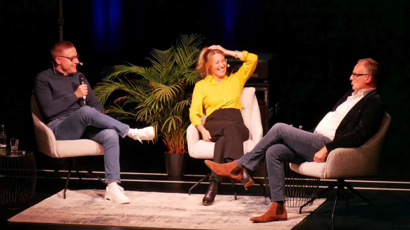 Hart aber Pawellek: Frank Plasberg und seine Frau Anne Gesthuysen plaudern mit Louis Pawellek im Kurtheater. - &copy; Thomas Kr&uuml;gler