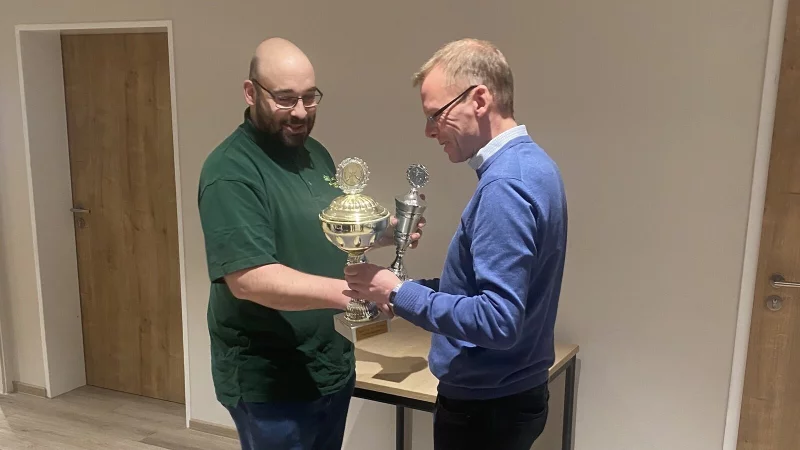 Oberst Matthias Drewes (rechts) gratuliert dem Vereinsmeister 2026, Mario Schreck. - &copy; Sch&uuml;tzenverein Barntrup