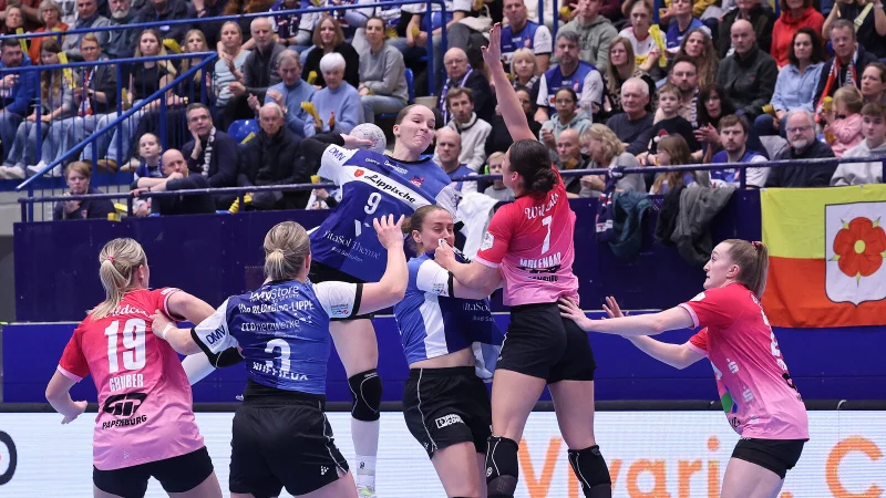 Schwierig durchzukommen: Blombergs Nationalspielerin Nieke K&uuml;hne hat in dieser Szene einen schweren Stand. - &copy; Paul Cohen