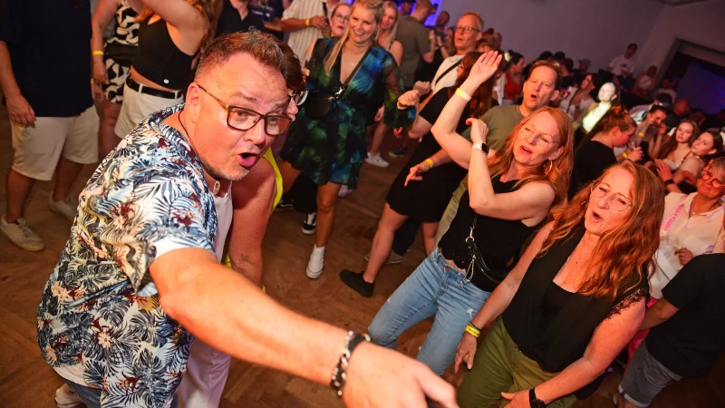 Bei der "Light-Version" des Kussler Balls 2024 taucht Frontmann Hannes von der Partyband "Die Bamberger" ins Publikum ein. - © Archivfoto: Nicole Ellerbrake