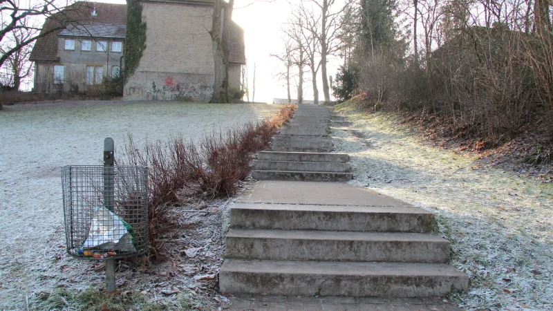 Die Treppenanlage f&uuml;hrt vom Spielplatz Schlesier Stra&szlig;e zur Pivitsheider Stra&szlig;e. Nachts liegen die Stufen im Dunklen. Das will die SPD &auml;ndern. - &copy; Dieter Asbrock
