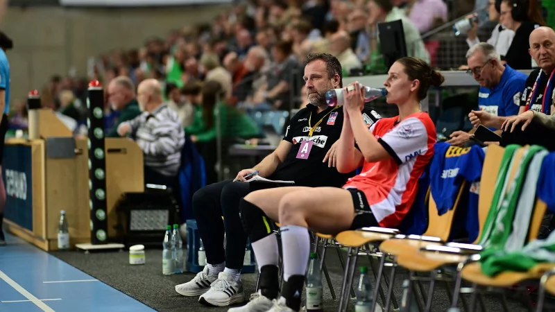 Blombergs Gesch&auml;ftsf&uuml;hrer Jan-Henning Himborn nimmt in Oldenburg auf der Bank Platz, neben ihm: R&uuml;ckraumspielerin Andrea Jacobsen. - &copy; Photo: Felix Schlikis/Lobeca.de