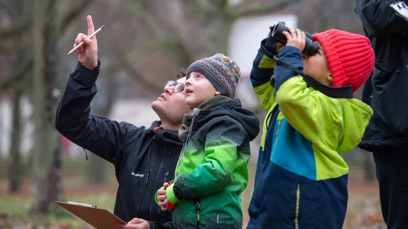 Das V&ouml;gelz&auml;hlen eignet sich auch gut als Familienaktivit&auml;t. - &copy; NABU/Sebastian Hennigs