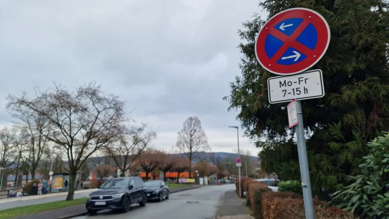 Um das Risiko f&uuml;r Kinder zu minimieren, die zur Grundschule am Schloss (links) gehen, wurden Park- und Halteverbote eingerichtet. Laut Anwohnern halten sich jedoch viele nicht daran. - &copy; Nadine Uphoff