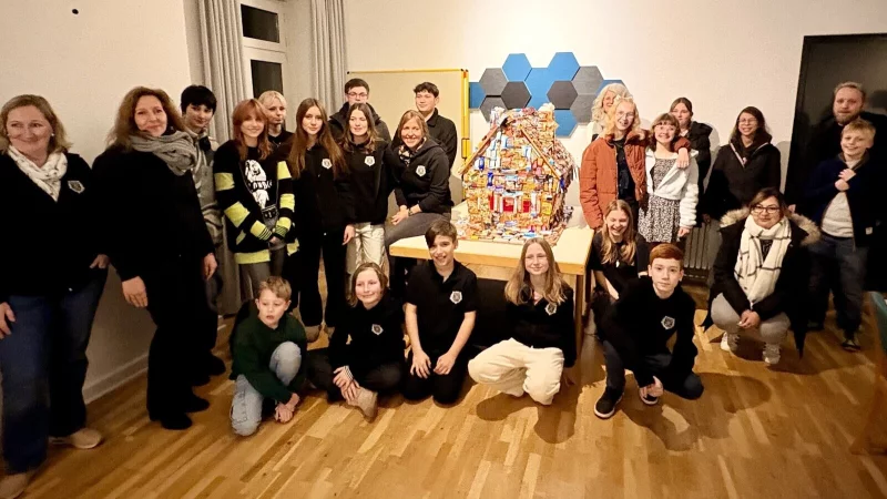 Die Jugendabteilung der Sch&ouml;tmaraner Sch&uuml;tzen hat ein Knusperhaus f&uuml;r die Bewohnerinnen und Bewohner von Gr&uuml;nau gebastelt. - &copy; Janina Balk