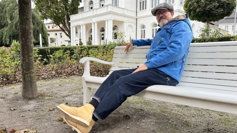 Modehändler André Matyschik findet Ruhe im Rosengarten von Bad Salzuflen. - © Sandra Castrup