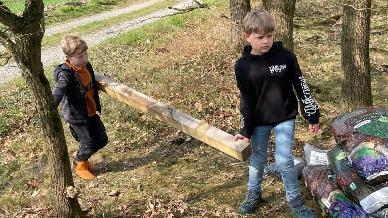 Mit vereinter Jungs- uns Mädelspower wurde der Anfang für einen Barfußpfad gemacht. Ab Sommer ist dieser für alle Spaziergänger verfügbar. - © SOS-Kinderdorf Lippe