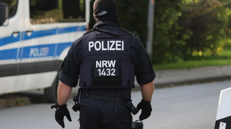 Bei einer Durchsuchung Anfang 2023 stellte die Polizei viele Waffen bei Rechtsextremen aus Lippe sicher. - © Symbolbild: Lukas Brekenkamp