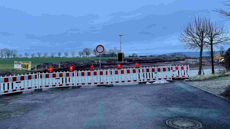 Der Fritz-Niewald-Weg ist f&uuml;r den Bau eines Kreisverkehrs aktuell voll gesperrt, das wird auch noch einige Zeit so bleiben. - &copy; Thomas Reineke